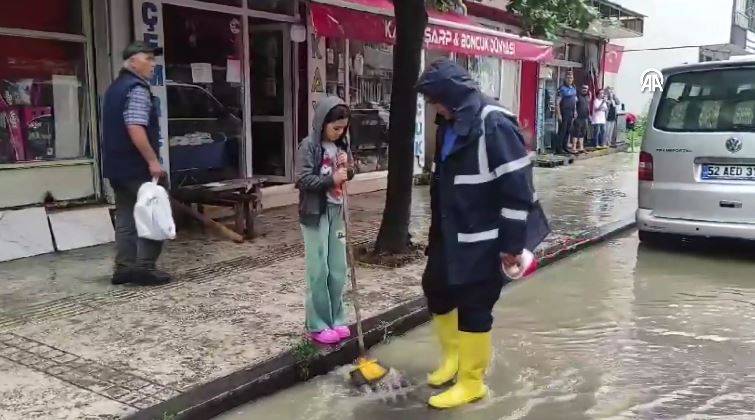 Fatsa’yı sağanak vurdu! Yollar göle döndü, iş yerleri ve araçlar sular altında kaldı 14